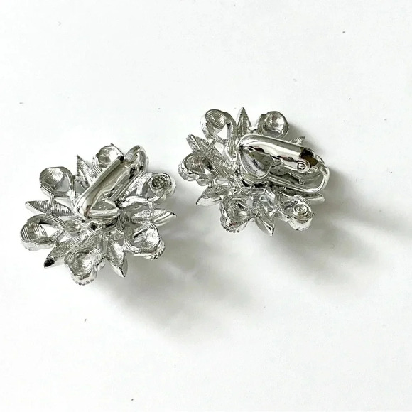 Vintage Silvertone Flower Floral Clip on Earrings. - Picture 4 of 4